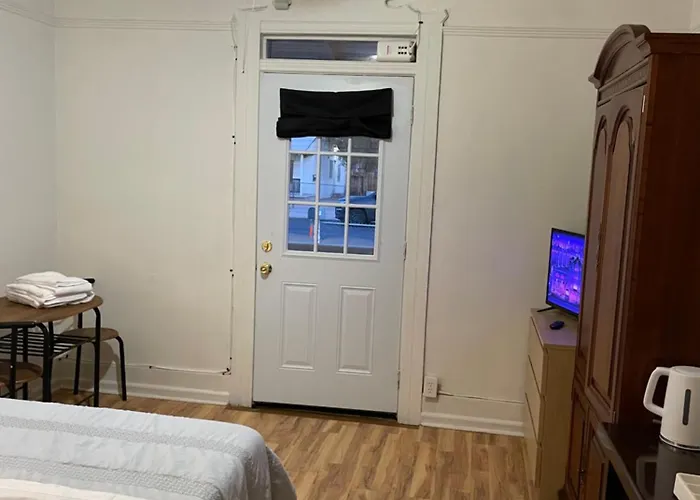 Private On Taylor Full Kitchen And Bathroom Shared Arts Roosevelt Row Convention Center Stadiums Asu Downtown